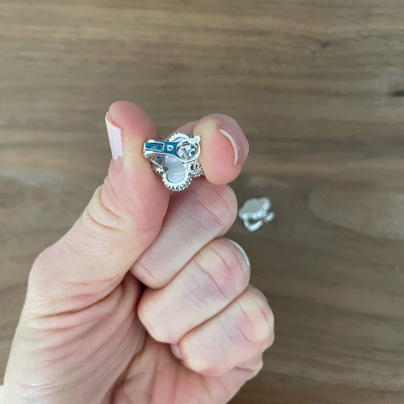 Van Cleef and Arpels Vintage Alhambra Earrings White Gold and Mother of Pearl - Picture 4 of 4